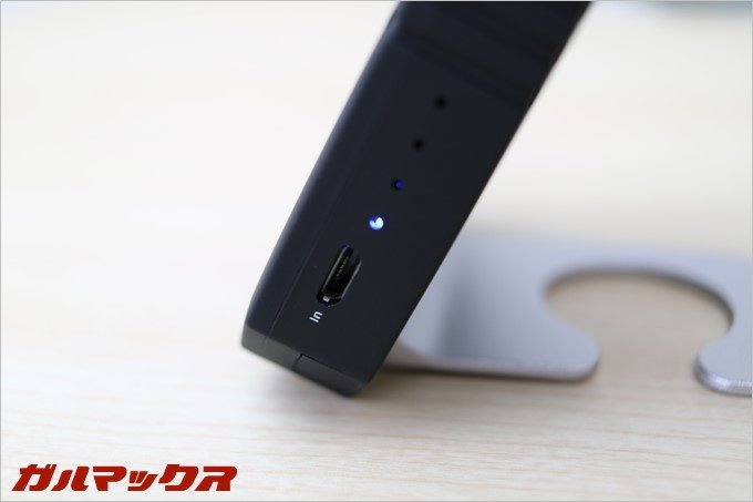 ソーラーの充電性能は高く、室内の蛍光灯光でも充電してました