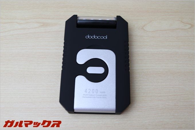 ソーラーパネルの反対面はスタンドとライト、電源ボタンが付いてます