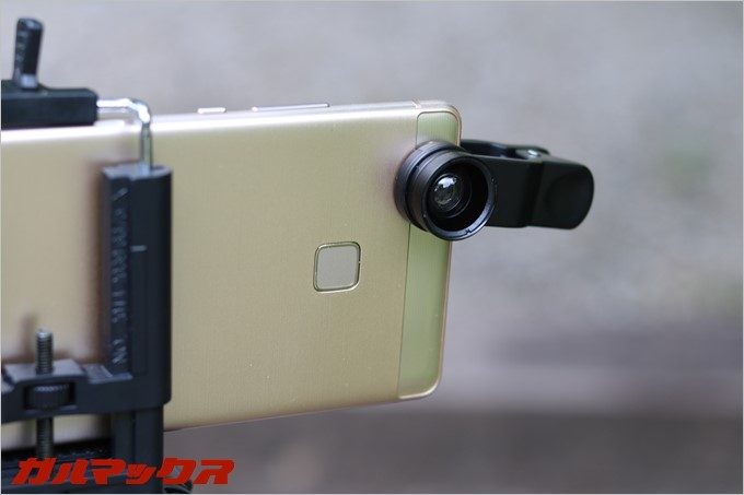 スマホにはクリップで簡単に取り付けが可能