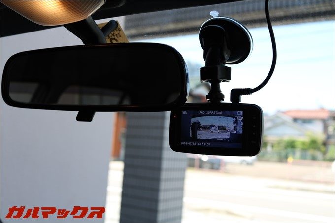 軽自動車ならバックミラー付近にもケーブルが届きます