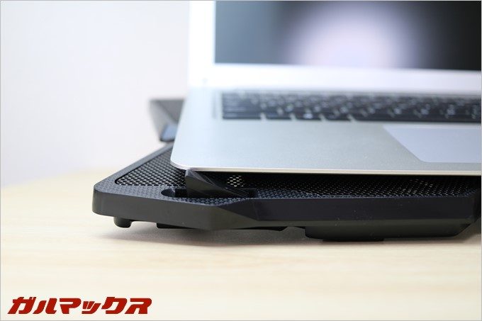 滑り止防止のスタンドはPCの高さで調整できるので、出っ張りがじゃまになることはありません