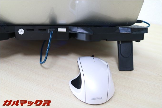 冷却台の裏に搭載されているUSBポートの1つはハブとして利用できます