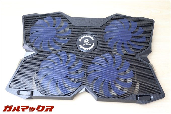 パソコンを置く面は前面メッシュで通気性抜群