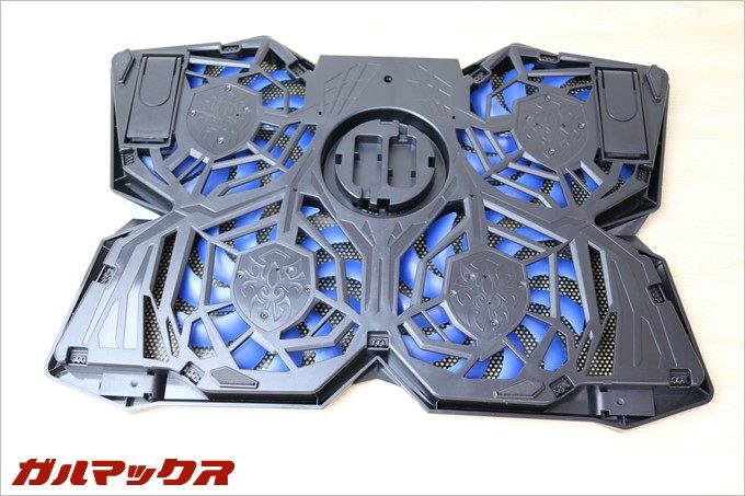 裏面は樹脂パネルを肉抜きしており、こちら側の通気性もかなり高いです