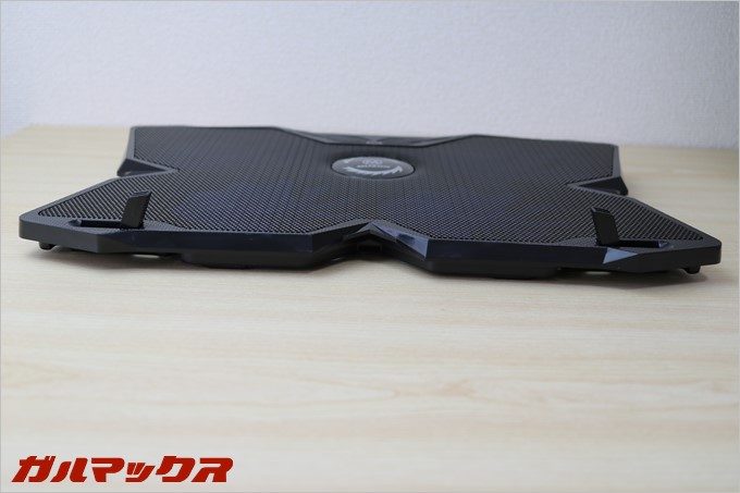 冷却台に傾斜が付いても滑り落ちないスタンドが付いています