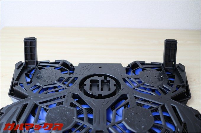 傾斜をつけるためのスタンドは立てる、倒すのみで微調整は出来ません