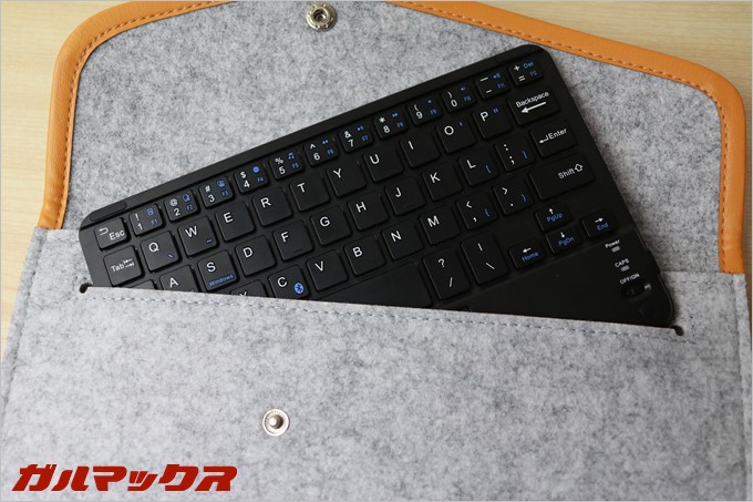 キーボードが入るポケット付き