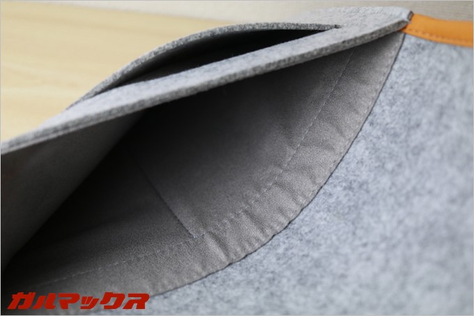 タブレットを入れるポケットはとても柔らかい布の内張りです