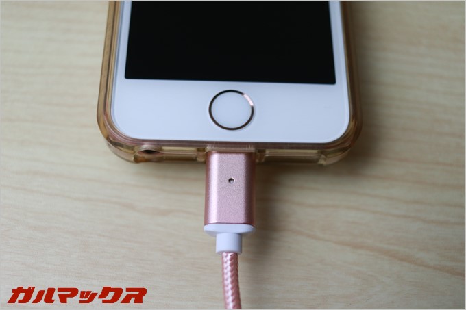 スマホにケーブルを近づけると自然に磁力でくっつきました