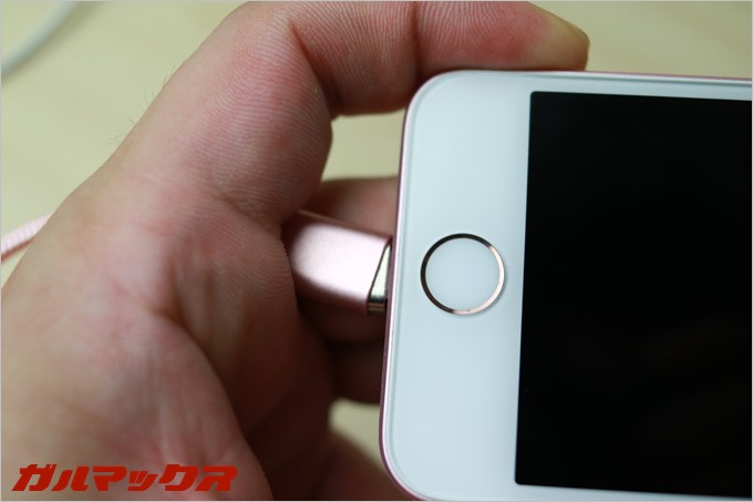 スマホゲームに熱中しているとケーブルが外れる事もあり