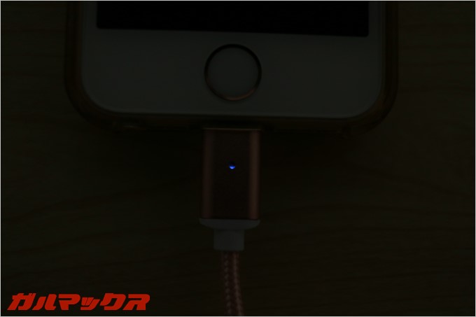ケーブルには充電LEDが搭載
