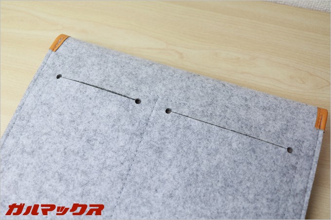 保護スリーブの裏面にはポケットが2つ付いているので、充電ケーブルや小物を入れておけます