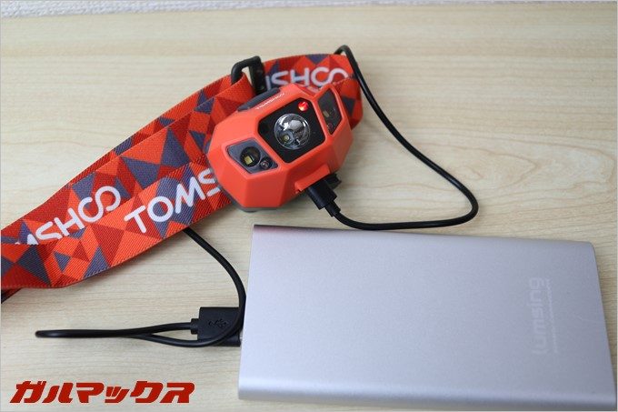 MicroUSBで充電可能なので、モバイルバッテリーなどでも充電可能となってます