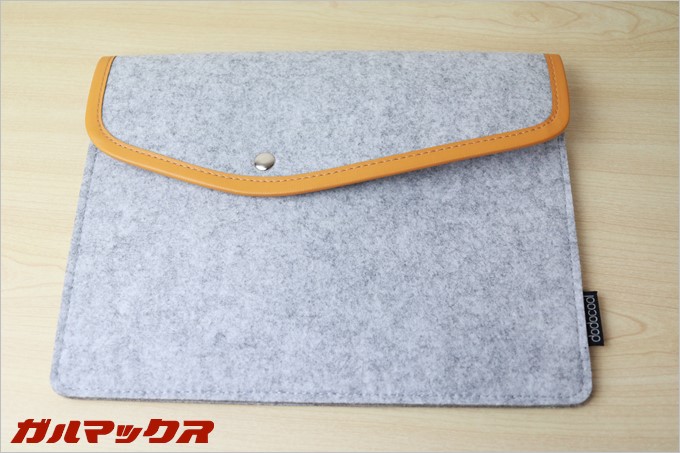 本体は蓋が付いている形状の封筒型でオレンジのワンポイントカラーがいい感じ