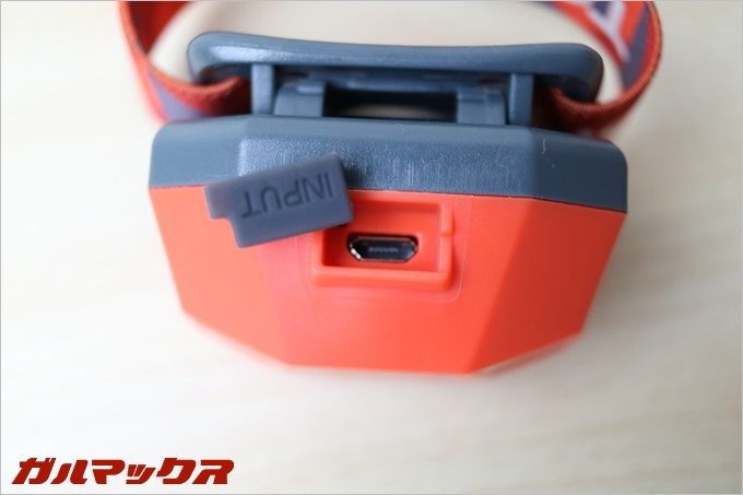 TOMSHOOのヘッドライトは防水仕様の為キャップもゴムで出来てます