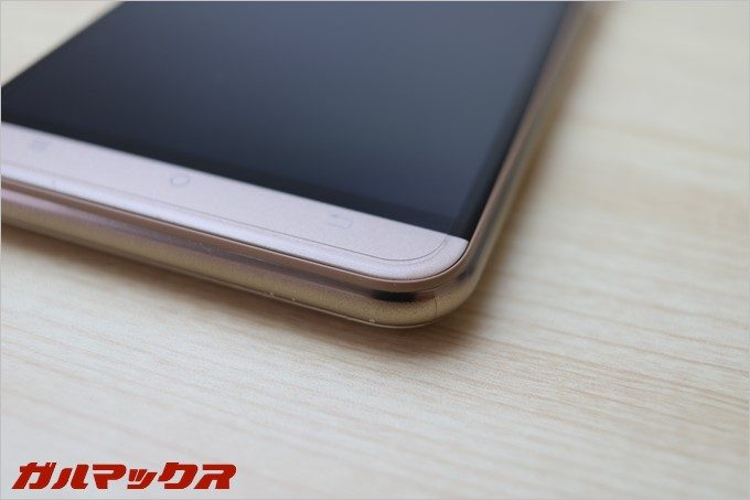 分厚いが手当たりの良いサイドフレームで持った感じは数値以下