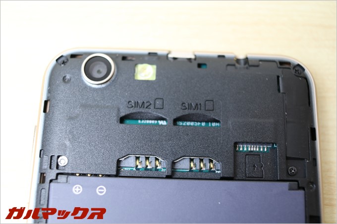 カバーをはずさなければSIMを挿せません