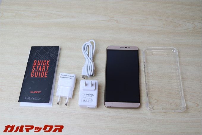 本体、説明書、日本向け充電器、保護ケース、保護フィルムが付いてました。