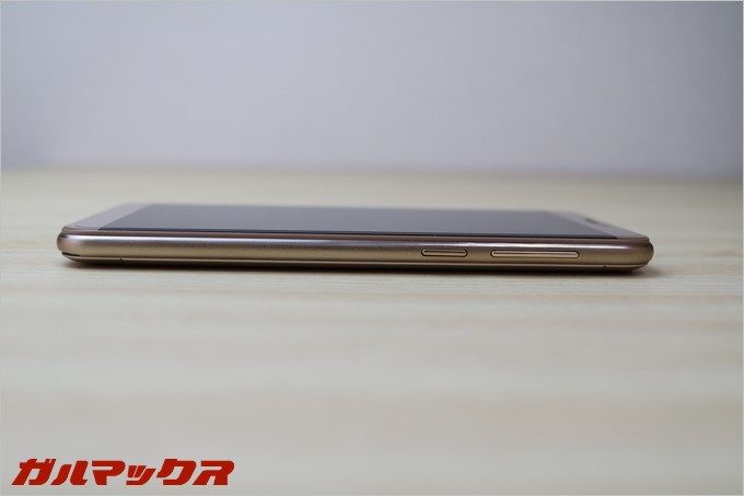 ボタン類は本体右側