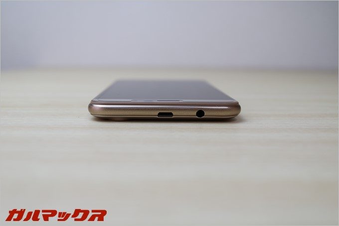 充電端子とイヤホンジャックは