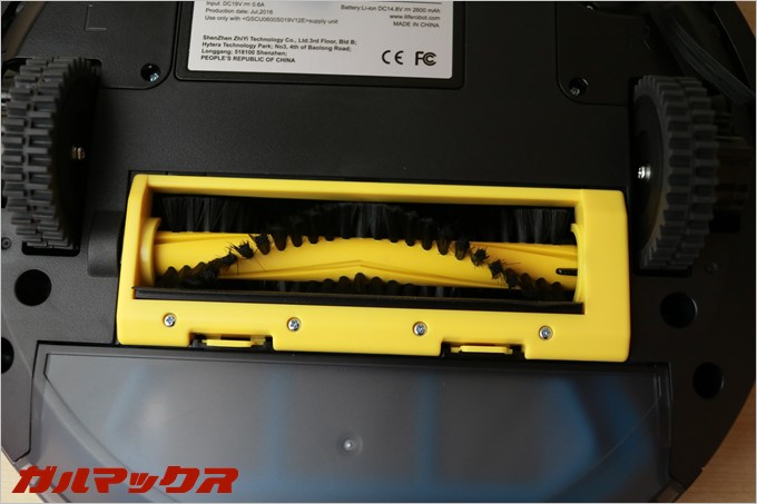 ILIFE A4の吸い上げブラシはスクリュー型で細かなゴミもかきあげます