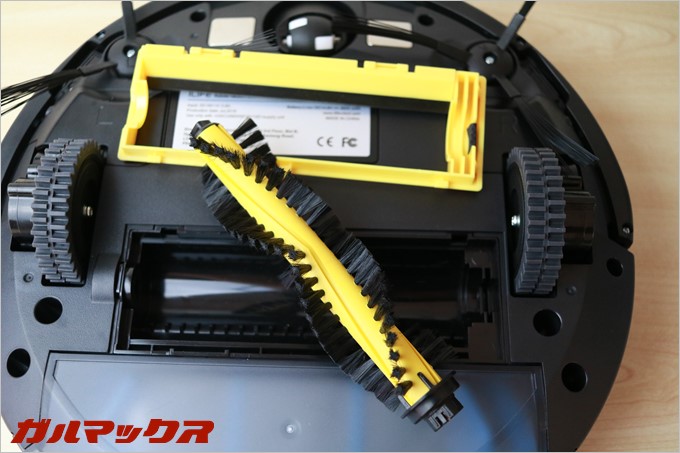 スクリューを小ているているパーツをパカリと外すだけでスクリューブラシを取り外すことが出来るのでお手入れも楽々