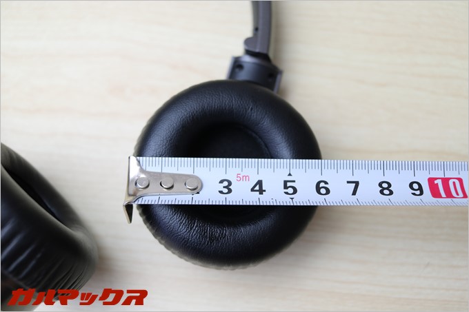 コンパクトだけどパットがいい感じに柔らかいので、オンイヤーでも耳が痛くなりにくいです