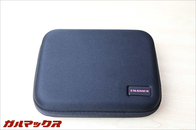 持ち運び時に便利なハードポーチが付いてます