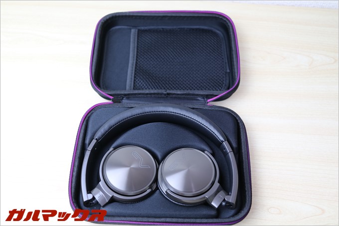 蓋のロゴとジッパーにはイメージカラーのパープル色が施されています