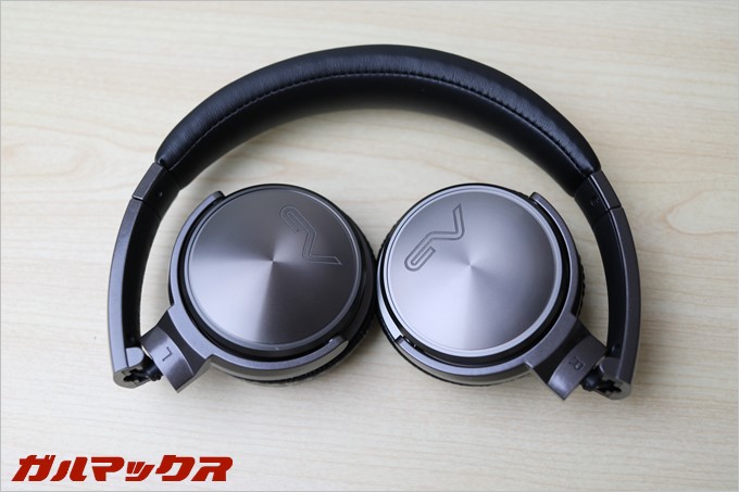 耳の部分がヘッドバンド側に折れ曲がりコンパクトに収納可能