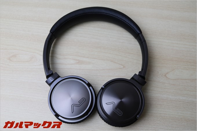 耳の部分を手前に引っ張りだすとカチッと固定されます