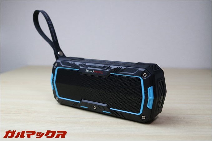 好みが分かれそうなゴツゴツとしたGショック的なデザイン