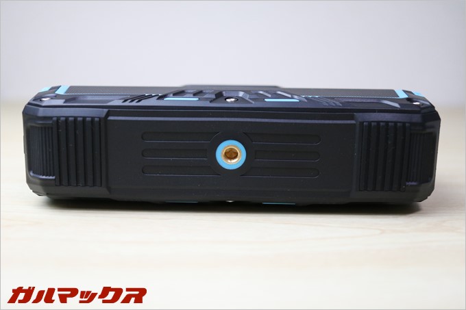 三脚に固定できるネジ穴が搭載されています