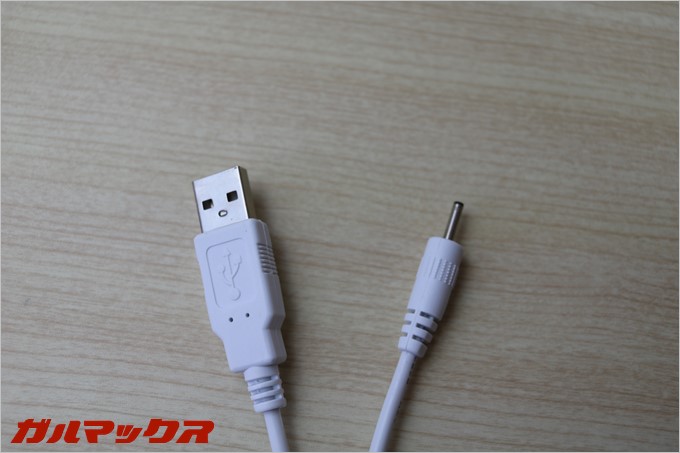 充電ケーブルは専用品となっているので、充電中はUSB機器が使えないということもなし