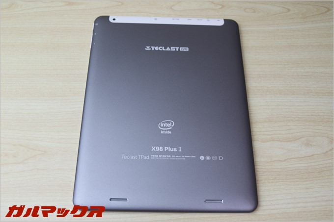 表はホワイトで背面がグレーのツートンカラー