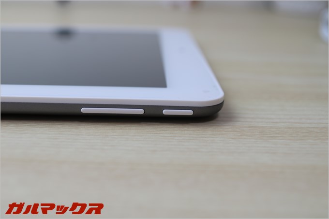 電源ボタンと音量ボタンは本体の右サイド上部