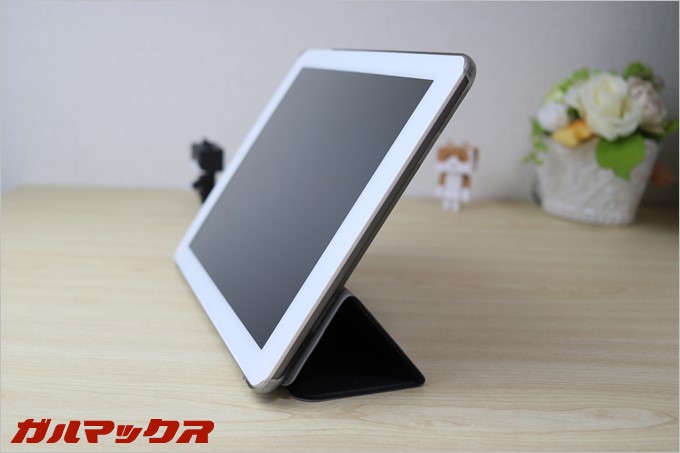 カバーのフタ側が3つ折りに出来るようになっているので、スタンドに変形します