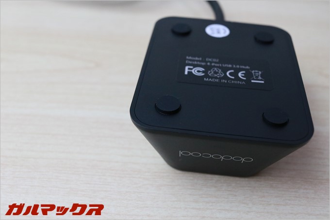 本体の裏には滑り止めのゴム足がしっかり付いているので滑りにくいです