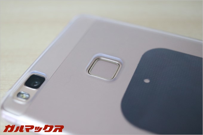 カバーをつけるとカバーが浮いてしまうので背面の指紋センサーは奥まった感じに