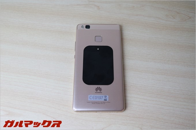 両面テープを利用していスマホの背面に貼り付け