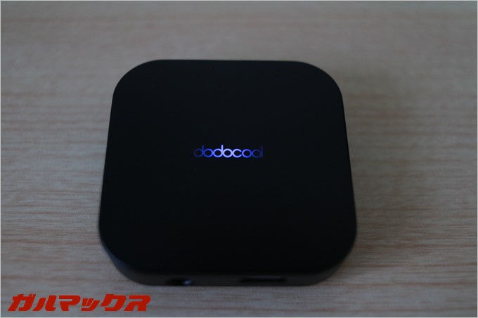 dodocoolのロゴが充電中は赤、起動中はブルー、ペアリング中は点滅など視覚的にも分かりやすいです