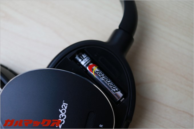 右側には電池ボックス