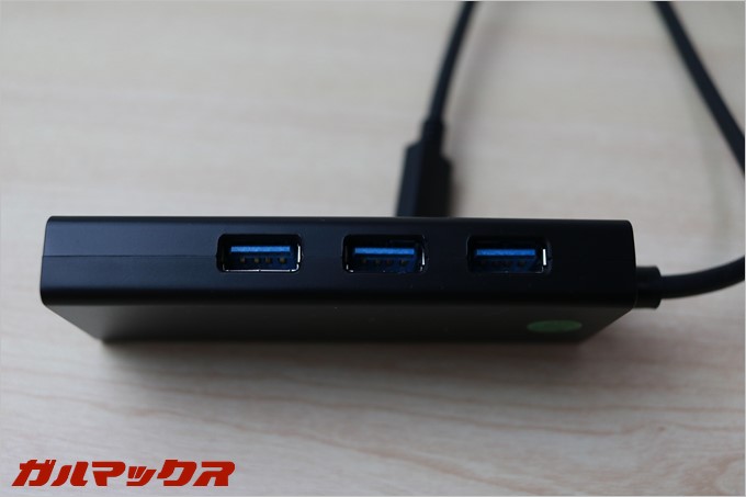 高速伝送可能なUSB3.0に対応したポートが3つ付いてます