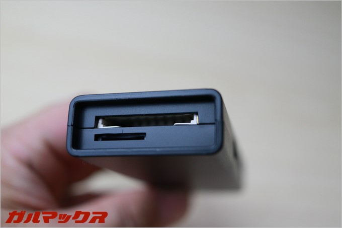 一般的に良く利用されるSDとMicroSDが挿せるカードリーダーが搭載されてます