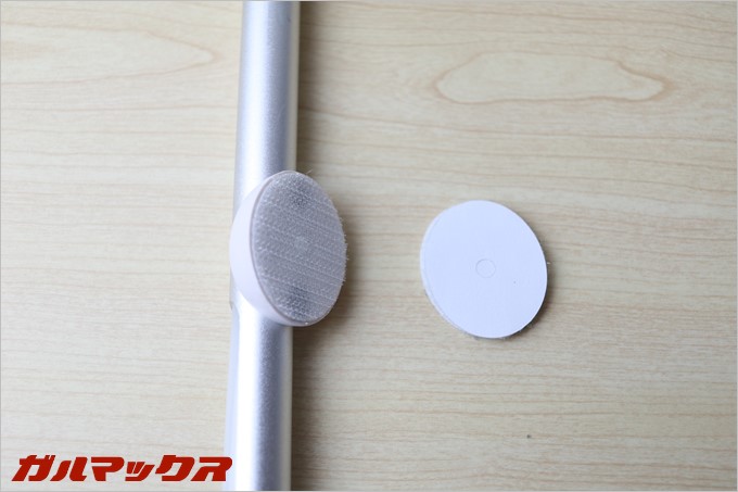 付属のマジックテープを取り付けると色んな場所に設置可能