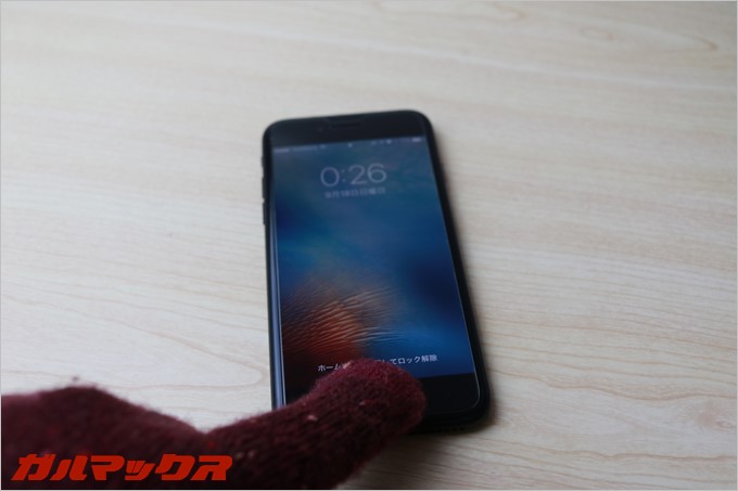 タッチパネル対応の手袋はiPhone7のホームボタンを押せます