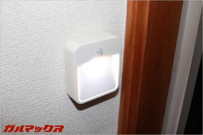 私は玄関に取り付け。ホント真っ暗で困ってたのでありがたい