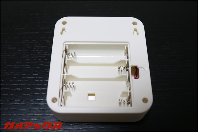 本体の動力は乾電池。4本入るので長期間駆動が期待できます