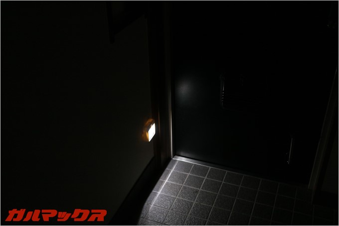 真っ暗闇でも足元を照らしてくれます