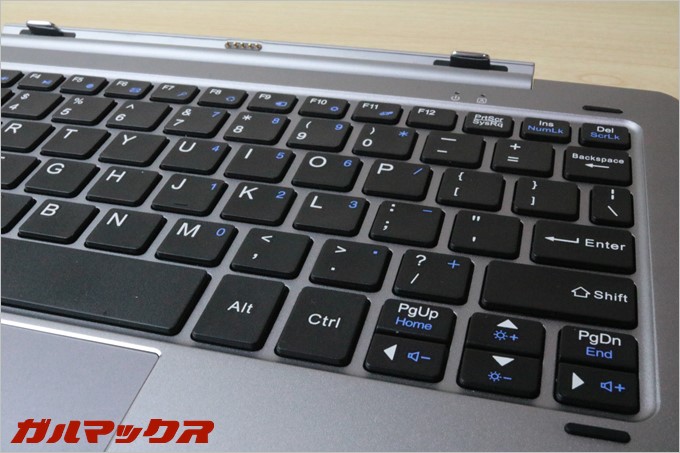 キーボード自体は小さいですがキーが離れているので慣れるとタイピングが捗ります